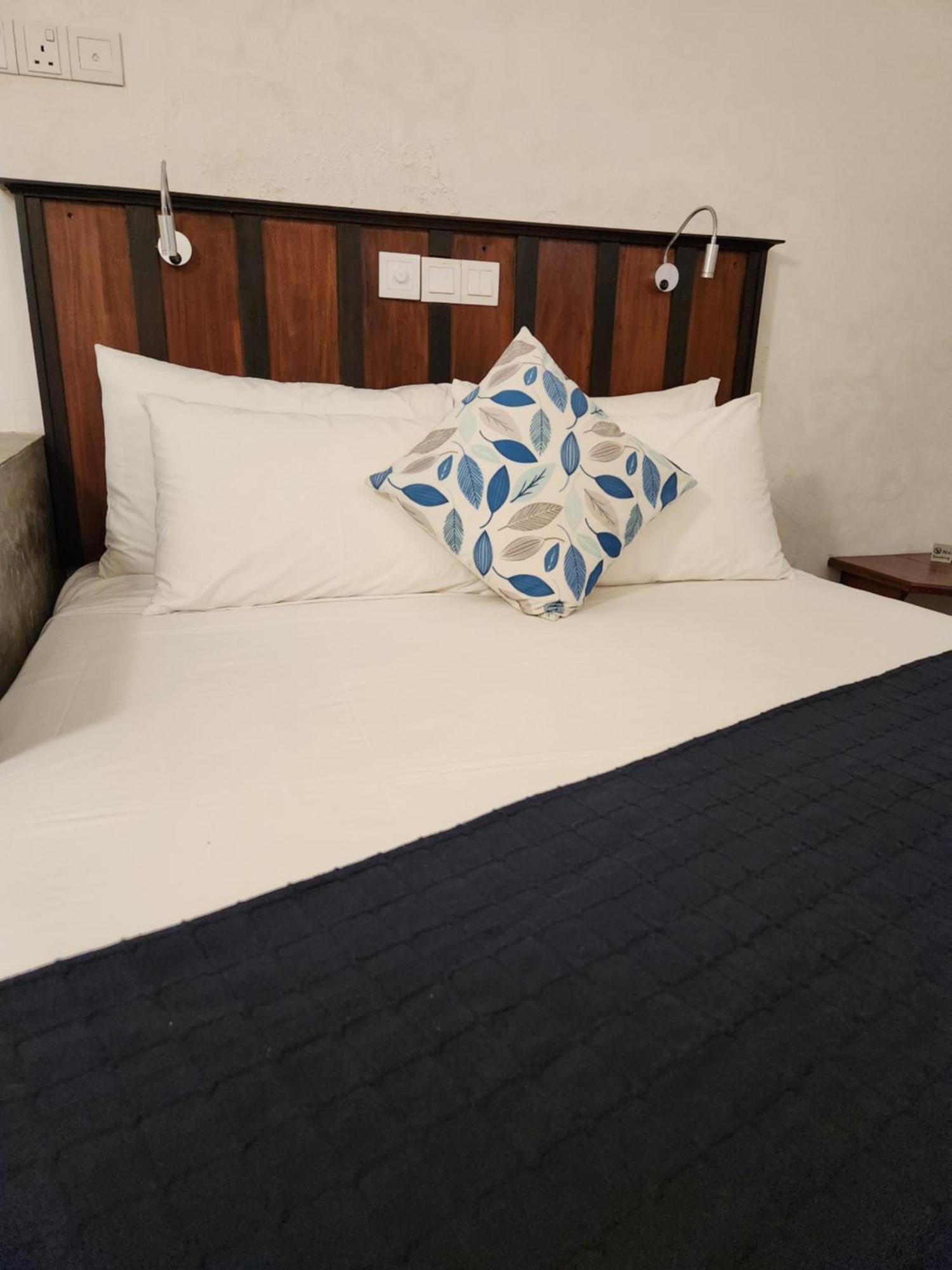 Zee Golf Affordable Luxury Hotel Гале Екстериор снимка